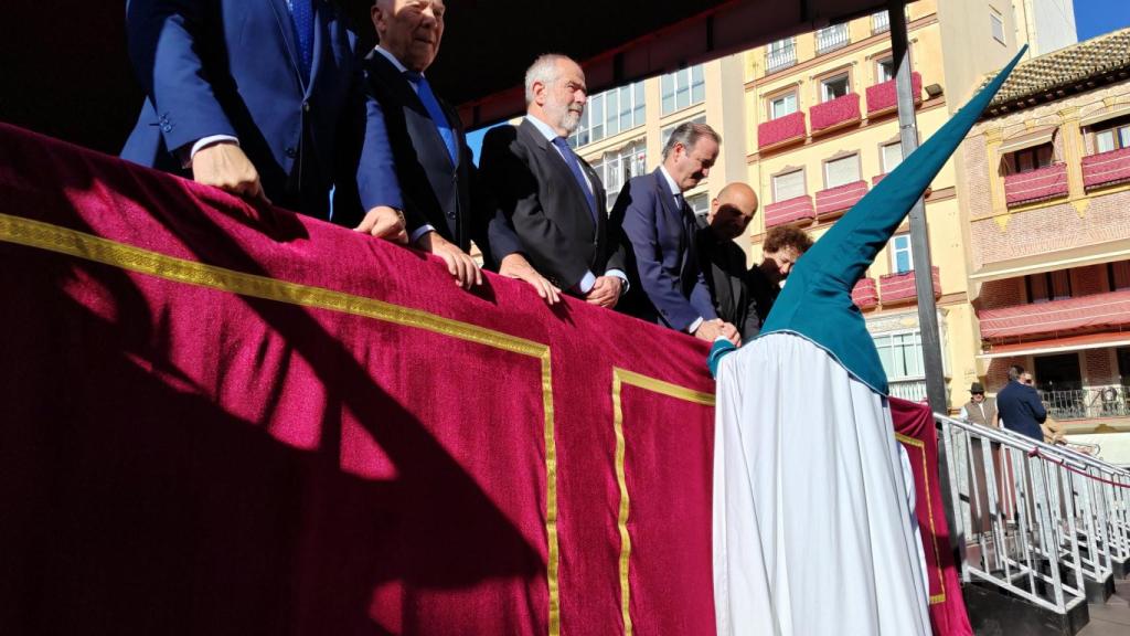 La Hermandad de Mediadora ha pedido la venia en la Tribuna Oficial.