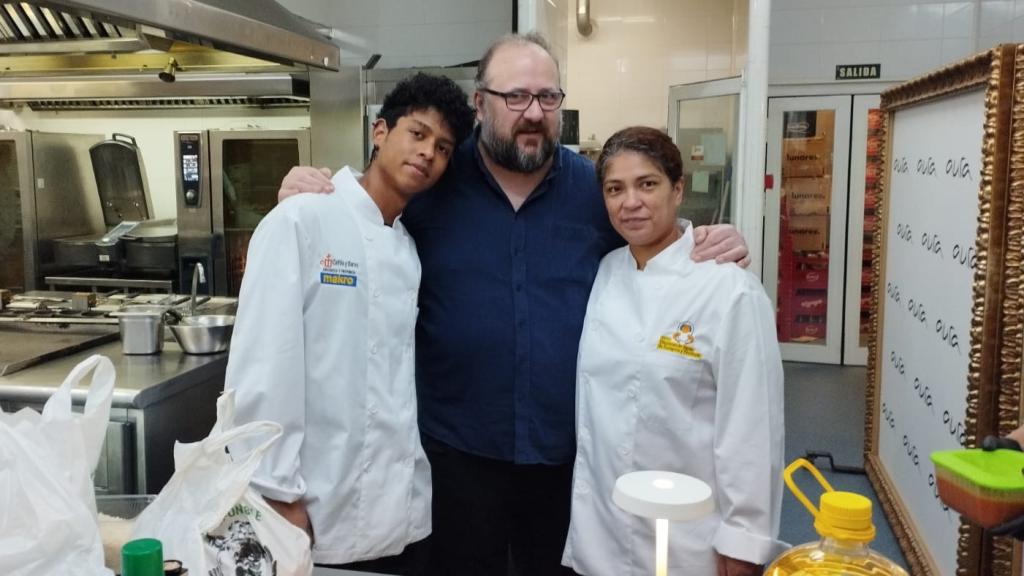 Javier Martín, junto a dos miembros del equipo de Mas Torres.
