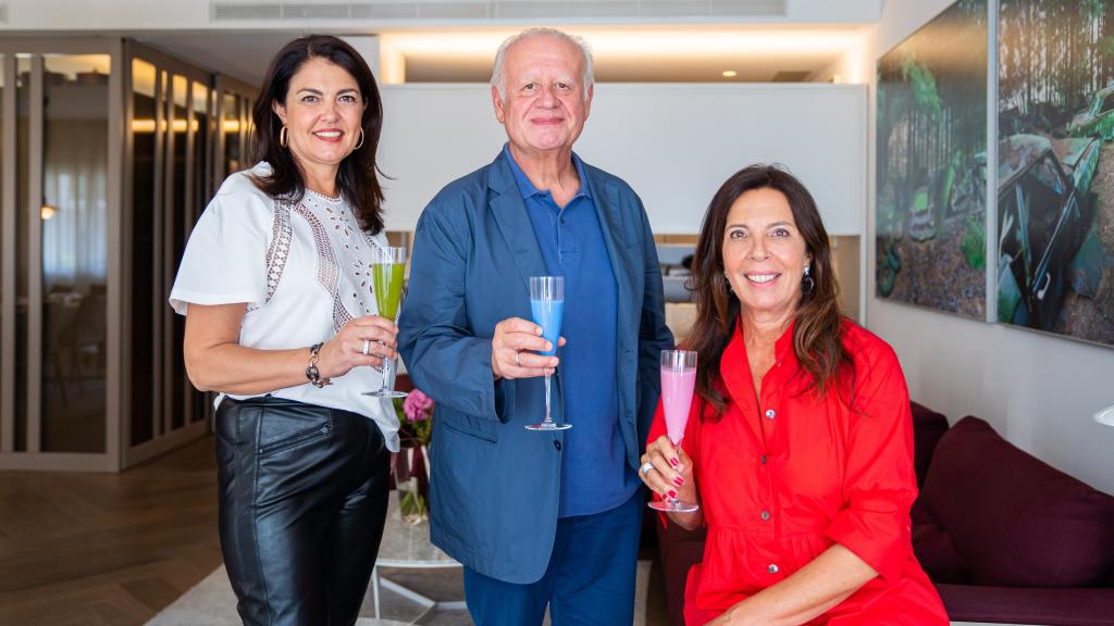 Las hermanas Begoña (i.) y Cuchita Lluch (d.) flanquean al actor Juan Echanove, quien sigue su plan nutricional.