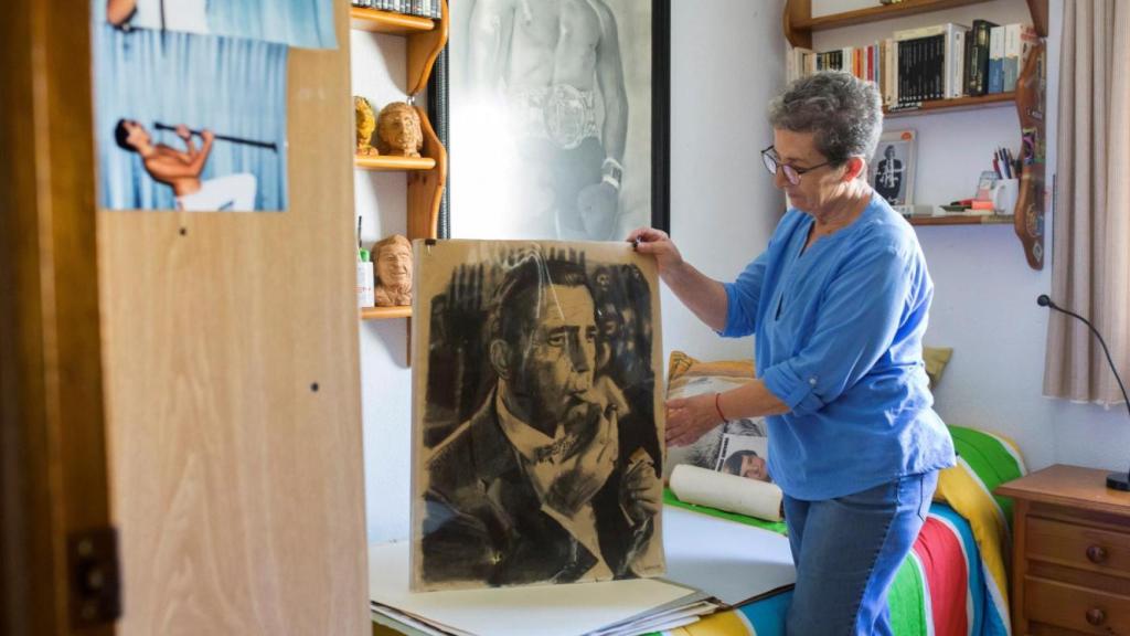 Antonia, hace unos años, mostrando un dibujo de su hijo.