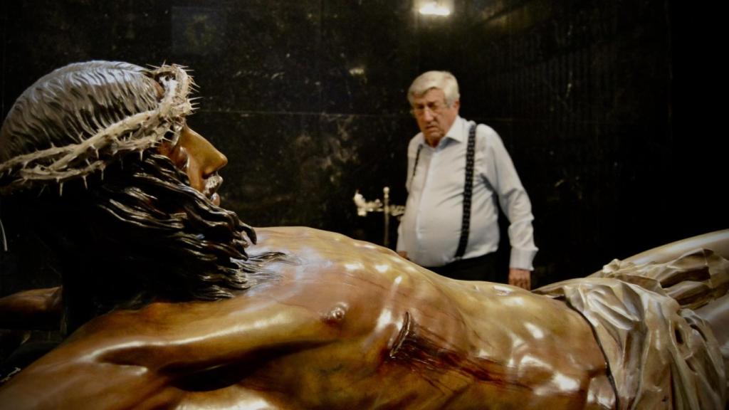Ramón, tras el Señor de Mena.