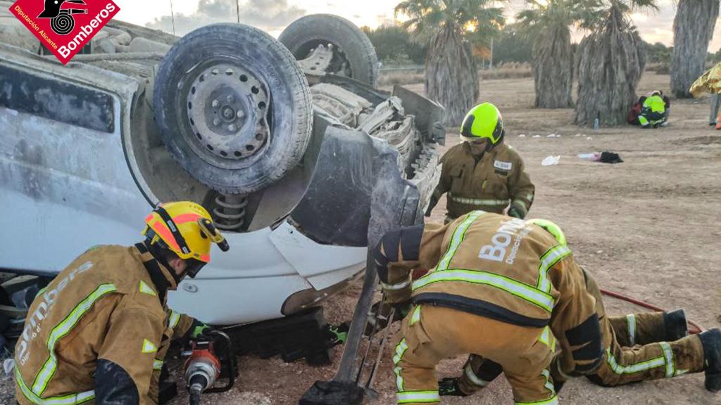 Así quedó el vehículo atendido por los bomberos.