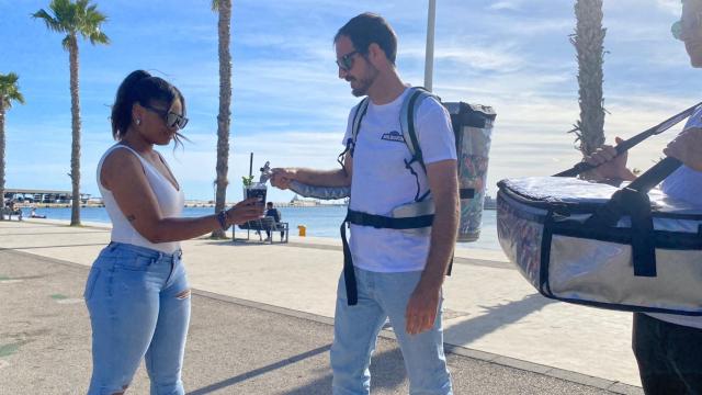 Así es la mochila con manguera incorporada que va sirviendo los cócteles.