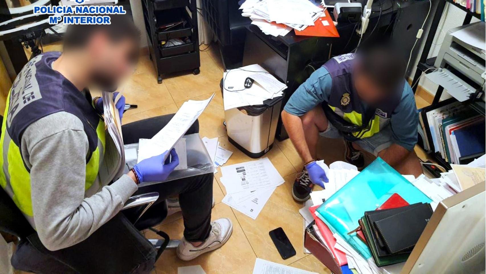 La operación de la Policía Nacional, en la imagen uno de los registros, concluye con 19 detenidos.