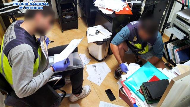 La operación de la Policía Nacional, en la imagen uno de los registros, concluye con 19 detenidos.