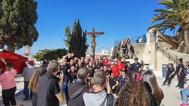 Los cofrades de la Santa Cruz en un descanso del montaje de la Semana Santa 2023.