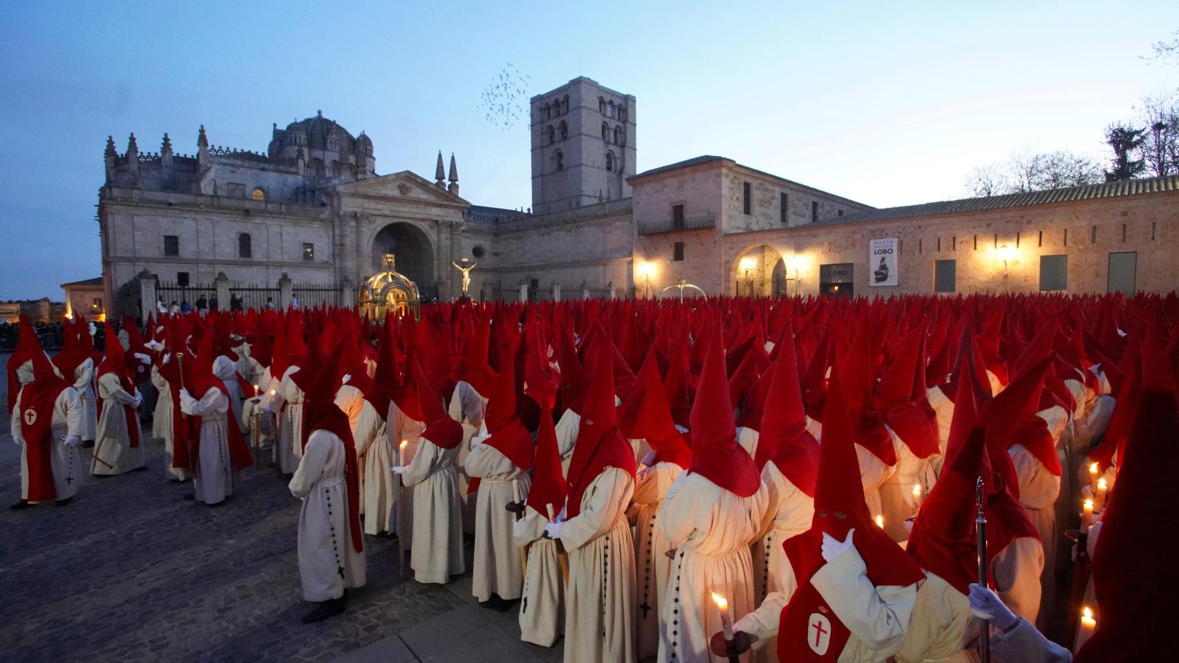 La procesión del Santísimo Cristo de las Injurias en la Plaza de la Catedral de Zamora, este miércoles.