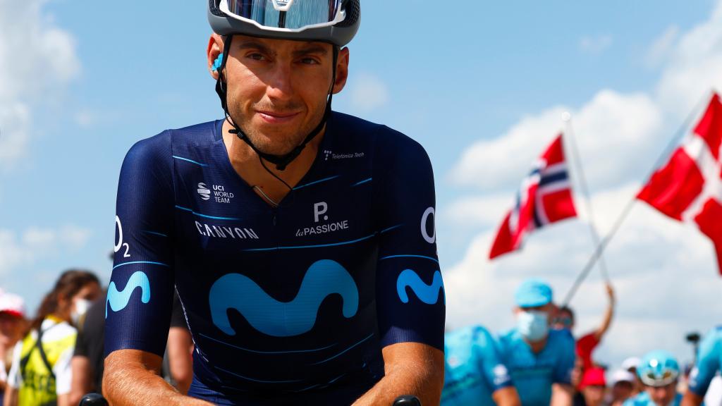 Carlos Verona, ciclista de Movistar, antes de una etapa