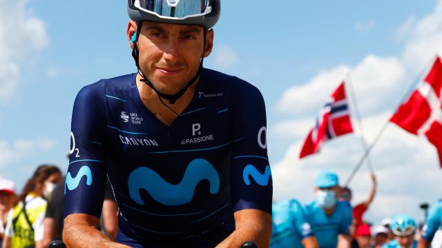 Carlos Verona, ciclista de Movistar, antes de una etapa