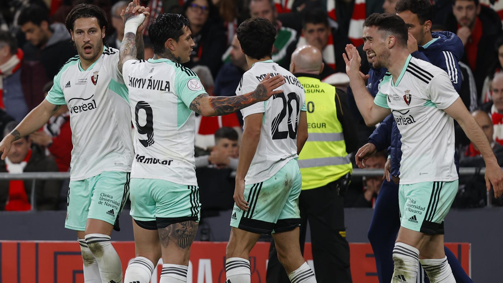 Los jugadores de Osasuna celebran el gol de Ibáñez.