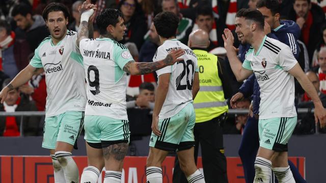 Los jugadores de Osasuna celebran el gol de Ibáñez.