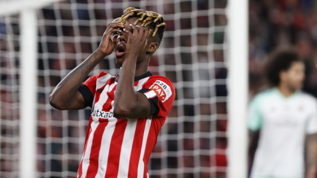 Nico Williams, lamentándose durante el Athletic - Osasuna de Copa del Rey