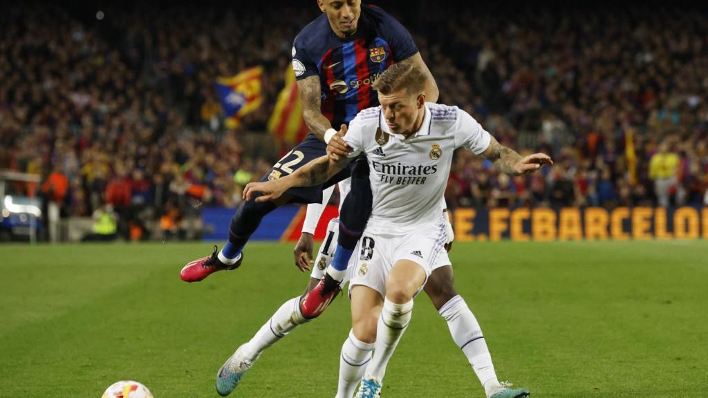 Toni Kroos protege el balón ante la entrada de Raphinha.