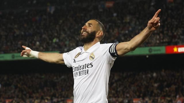 Benzema celebra uno de sus goles ante el Barcelona en el Camp Nou.