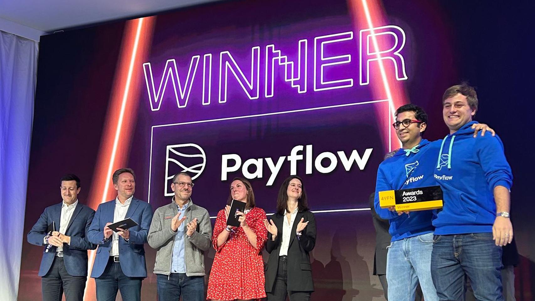 Benoit Menardo, condundador de Payflow, a la derecha, recogiendo el premio de 'startup' ganadora de 4YF4 de este año.
