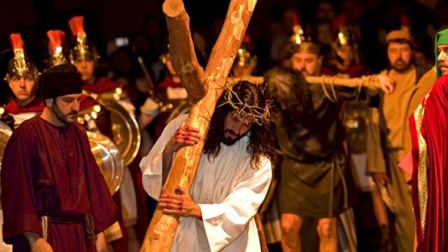 Reinaldo González interpretando a Jesucristo en la Pasión de Chinchón.