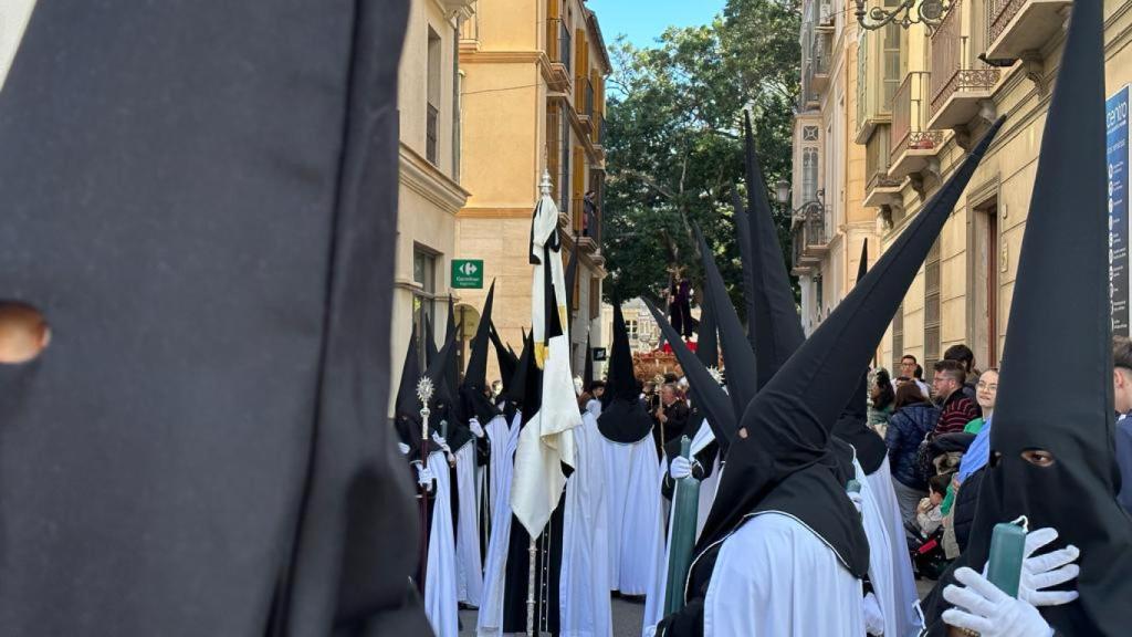 Los nazarenos de Nuestro Padre Jesús Nazareno Redentor del Mundo.