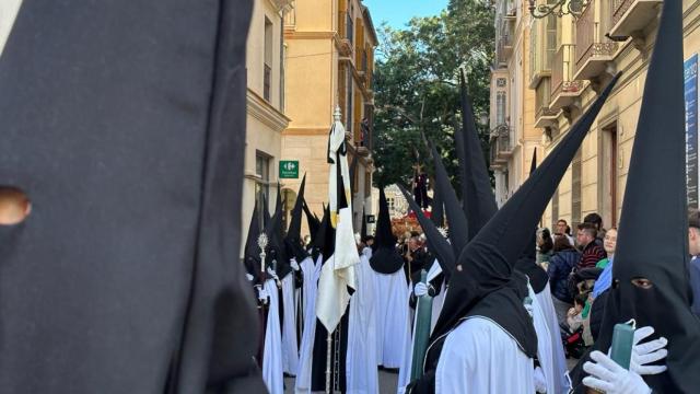 Los nazarenos de Nuestro Padre Jesús Nazareno Redentor del Mundo.