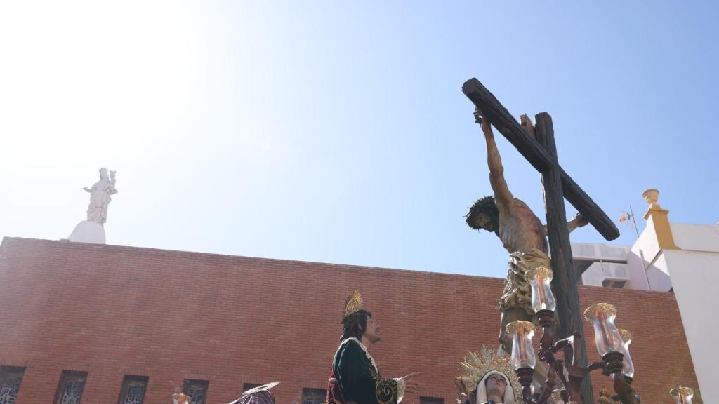 Salida del Santo Cristo de las Penas y María Santísima del Auxilio.