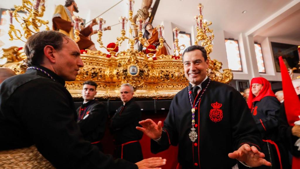 El presidente de la Junta de Andalucía, Juanma Moreno, antes de salir en procesión con el Cristo de la Exaltación.
