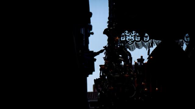 Salida de la Virgen de la Paloma de la plaza de San Francisco.