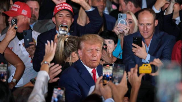 Trump camina entre la multitud en Mar-a-Lago tras regresar de su comparecencia en Nueva York.