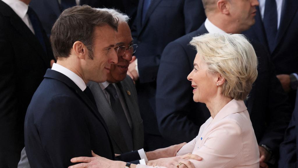 Emmanuel Macron y Ursula von der Leyen se saludan durante una reunión del Consejo Europeo