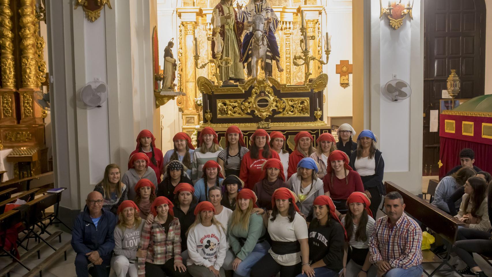 La cuadrilla de costaleras delante del paso de la Borriquita de Rociana del Condado (Huelva) con los capataces.
