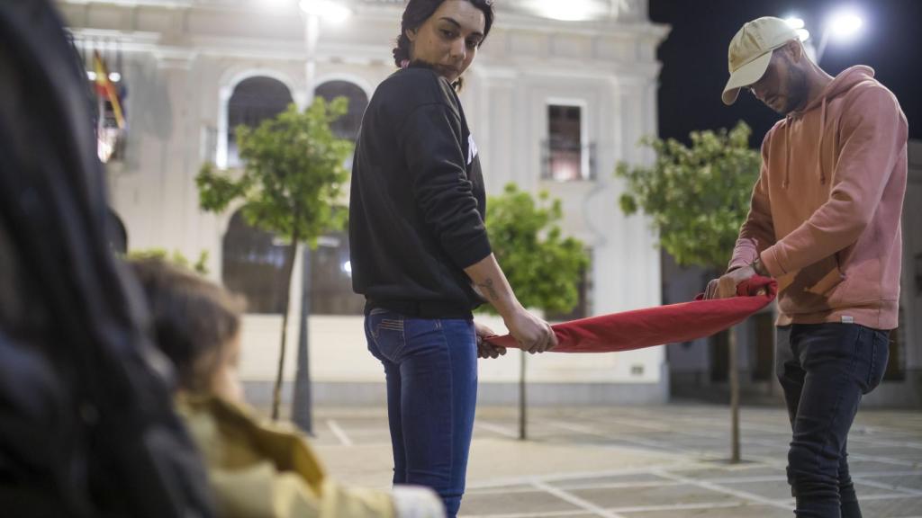 Fátima, una de las costaleras de la hermandad de la Borriquita de Rociana del Condado (Huelva), mira a su pequeña de dos años.
