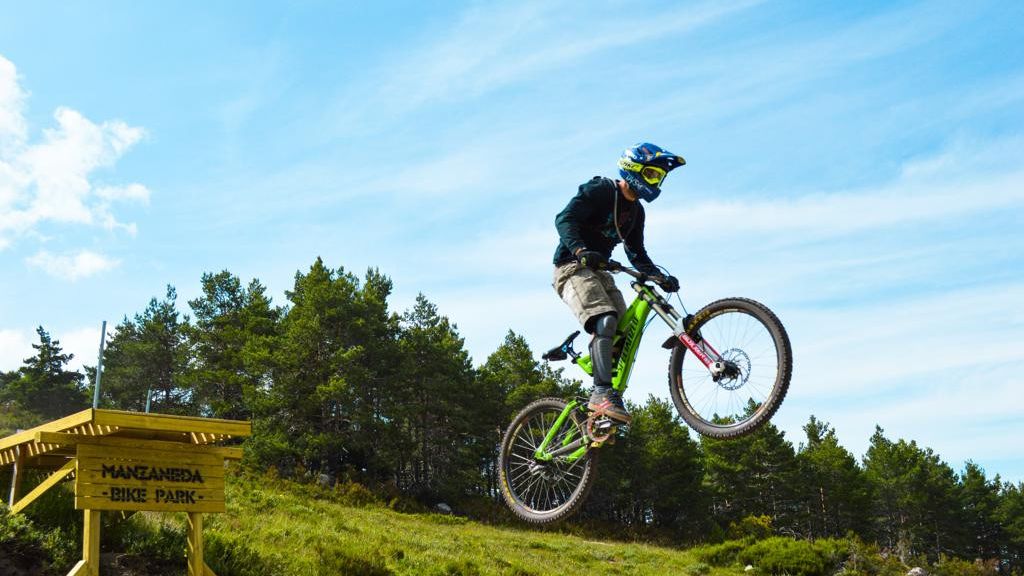 Ciclismo de montaña en Manzaneda (Ourense).