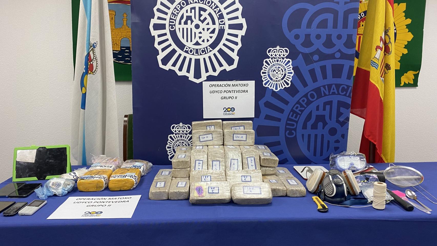 Estupefacientes y objetos incautados por la Policía Nacional en la operación ‘Matoxo’, en Nigrán (Pontevedra).