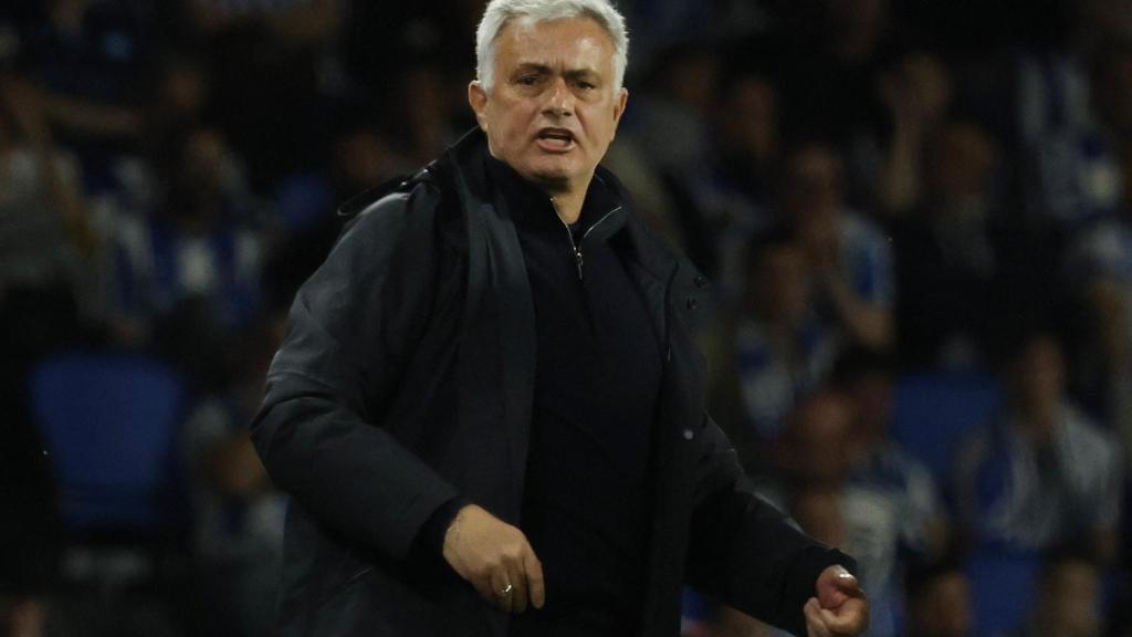 Mourinho, descontento con la decisión de un árbitro.