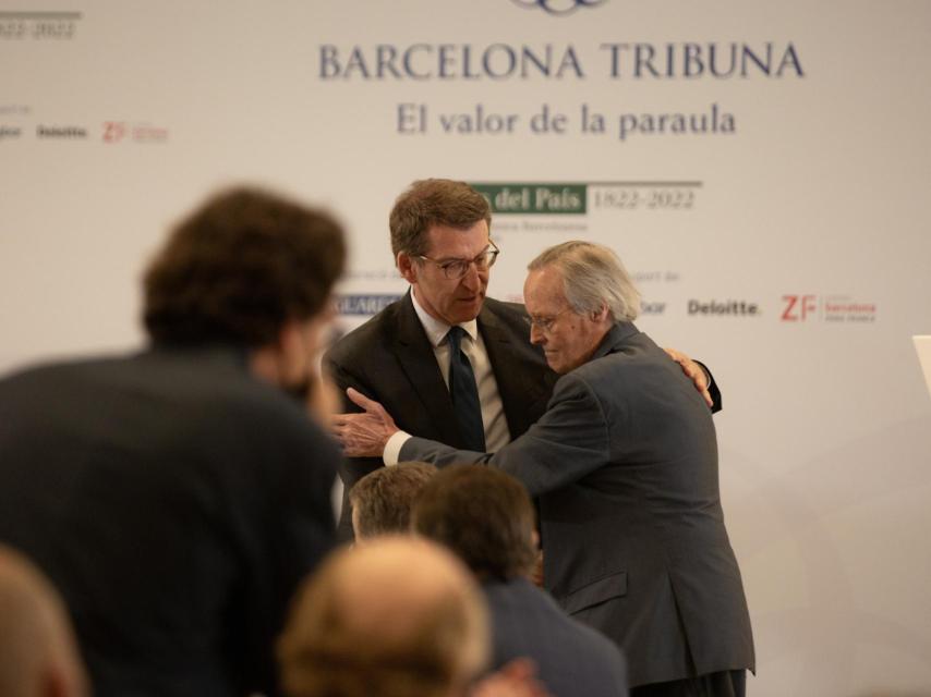 Alberto Núñez-Feijóo (i), abraza a Josep Piqué (d) durante una conferencia en Barcelona en julio de 2022.