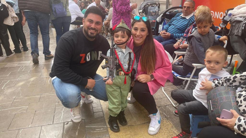 Jayden y sus padre esperando el paso de Mena, en Málaga.