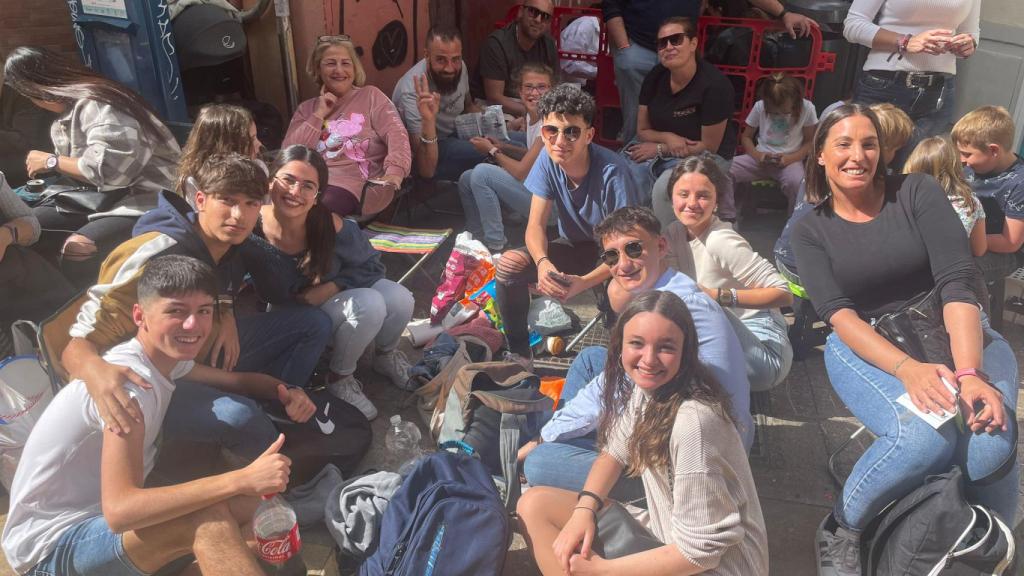 Un grupo de jóvenes a la espera de los tronos en Málaga.