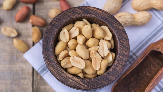 Un cuenco con cacahuetes.