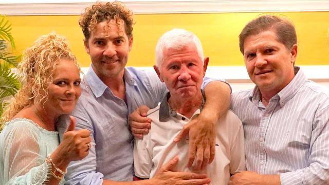 El cantante David Bisbal junto a su hermana María del Mar, a la izquierda de la imagen; su padre, José María, y su hermano mayor, José María Bisbal Ferre.