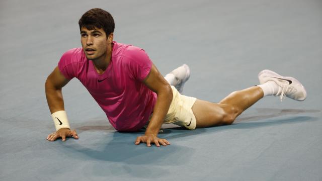 Carlos Alcaraz en el suelo tras intentar alcanzar una bola en el Masters 1000 de Miami