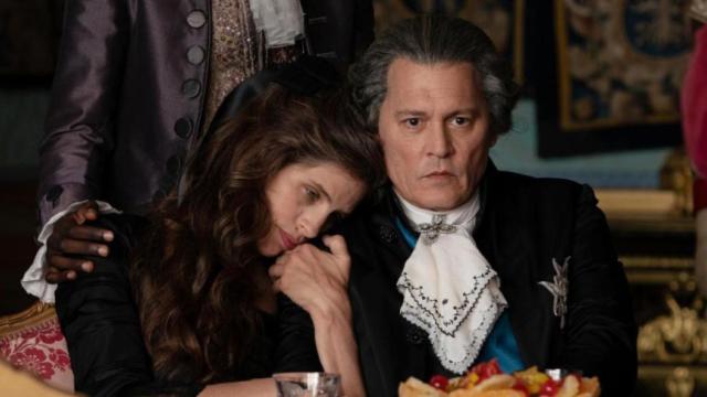 Maïwenn (Jeanne du Barry) y Johnny Depp (Luis XV) en 'Jeanne du Barry'