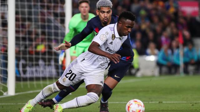 Vinicius Júnior, ante Ronald Araujo en El Clásico de la vuelta de semifinales de la Copa del Rey 2022/2023