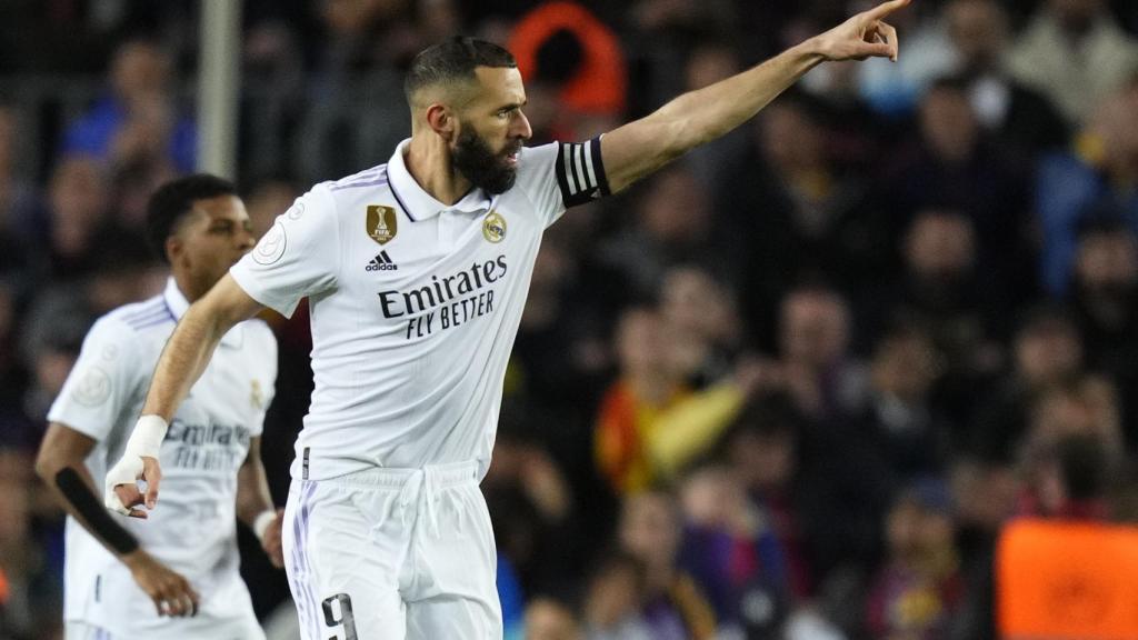 Karim Benzema celebra uno de sus goles en el Camp Nou en El Clásico.