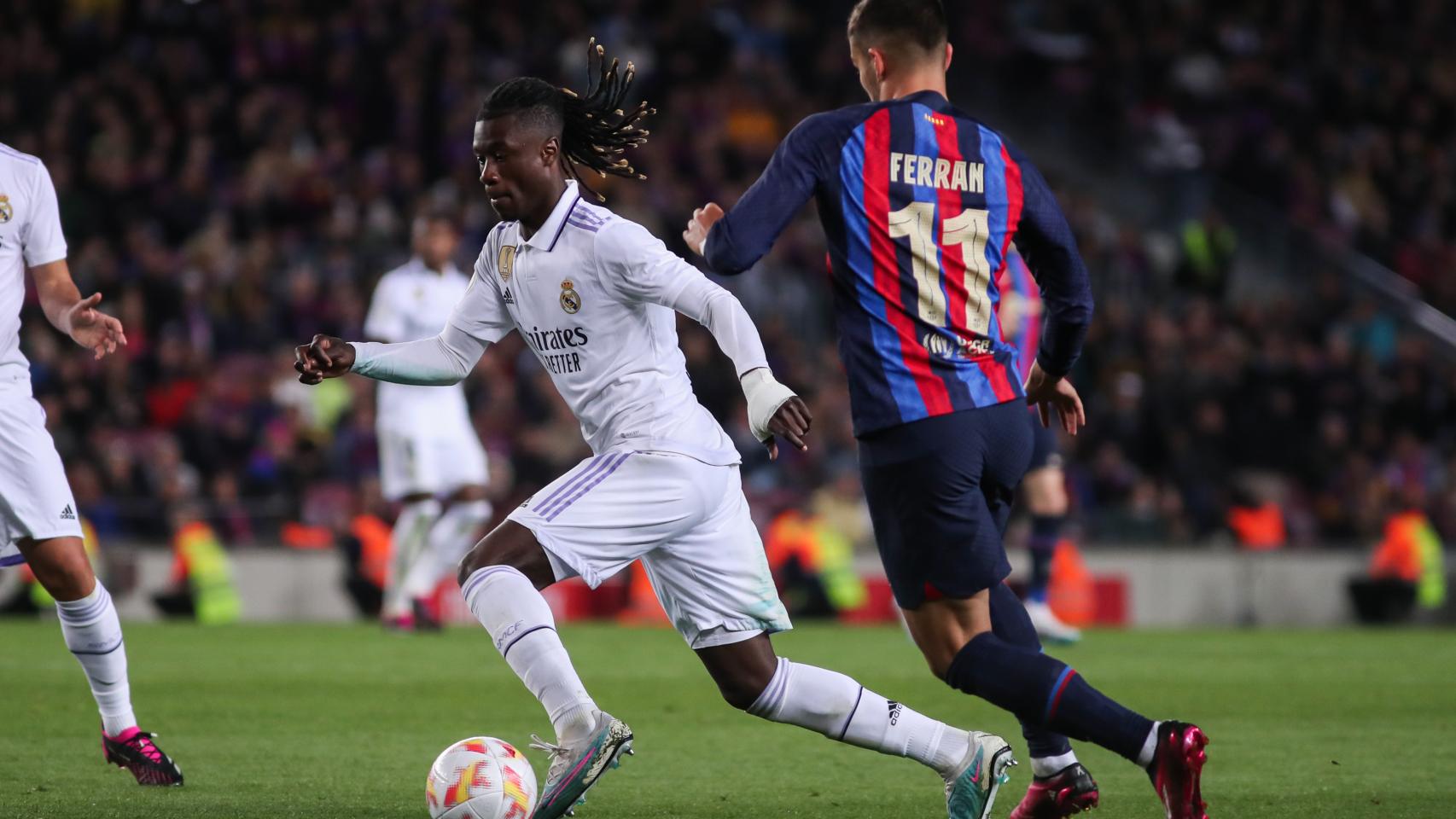 Eduardo Camavinga juega un balón ante Ferran Torres en El Clásico de Copa del Rey