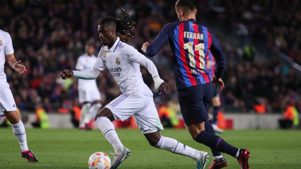 Eduardo Camavinga juega un balón ante Ferran Torres en El Clásico de Copa del Rey
