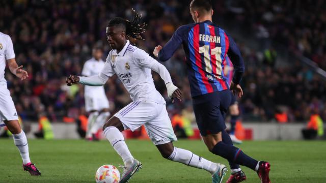 Eduardo Camavinga juega un balón ante Ferran Torres en El Clásico de Copa del Rey