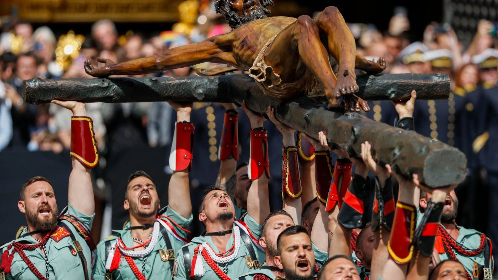 Los legionarios con el Cristo de Mena.