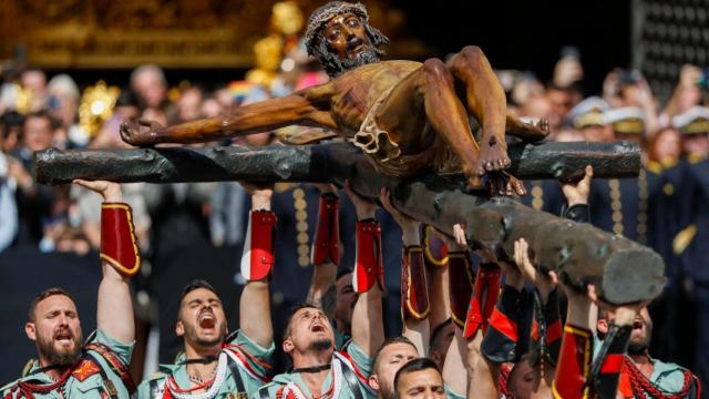 Los legionarios con el Cristo de Mena.