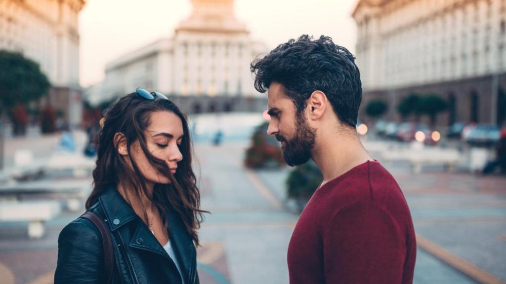 Joven pareja rompiendo su relación.