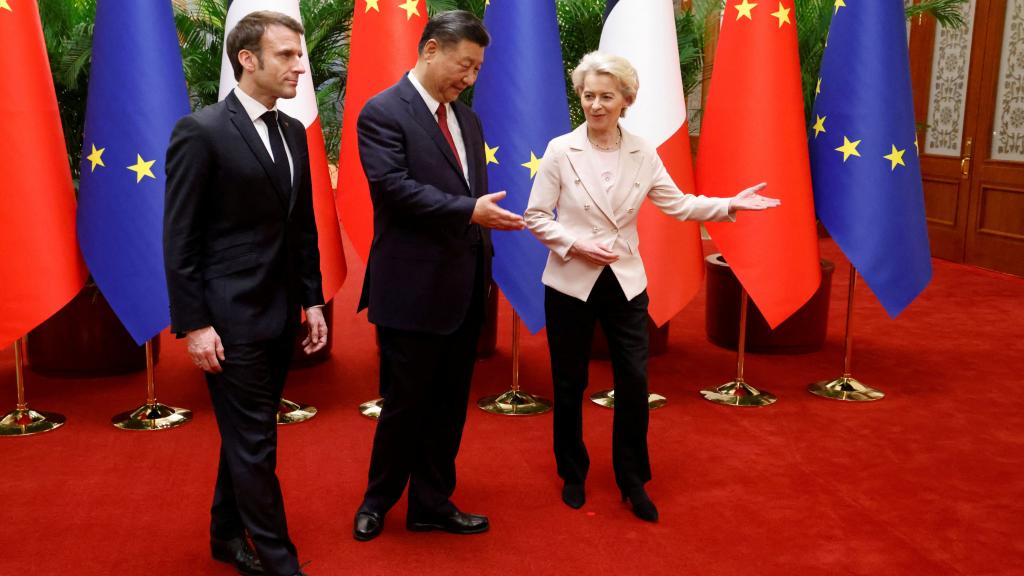 Emmanuel Macron, Xi Jinping y Ursula von der Leyen, durante su reunión de este jueves en Pekín