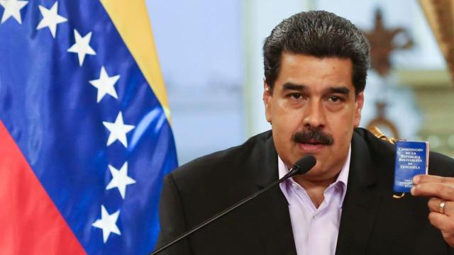 Nicolás Maduro sostiene la Constitución venezolana.