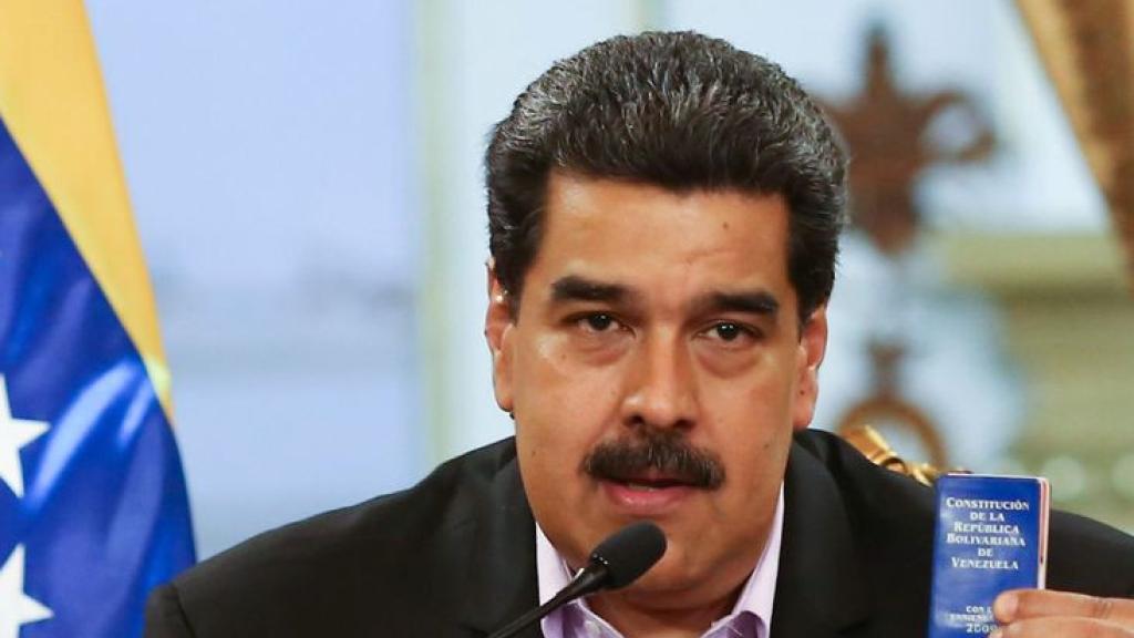 Nicolás Maduro sostiene la Constitución venezolana.